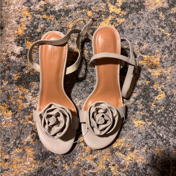 Brand new without tag Forever21 sandals heel with flower bow, chic - Picture 5 of 5